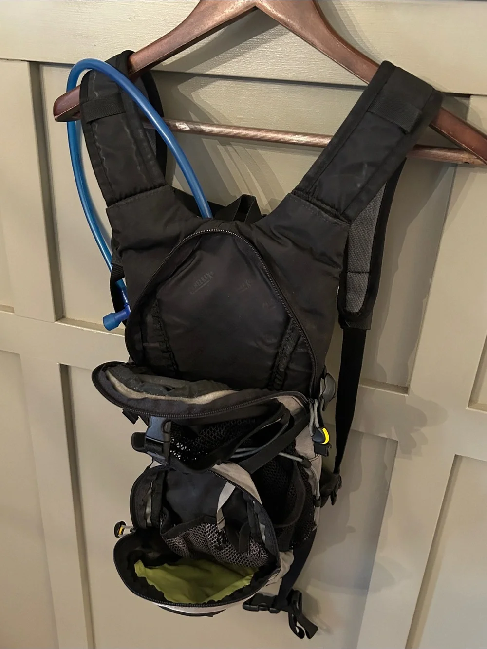 Camelbak M.U.L.E. Hydration Backpack 2 Liter 70 Oz Bladder Outdoor Hiking Bike